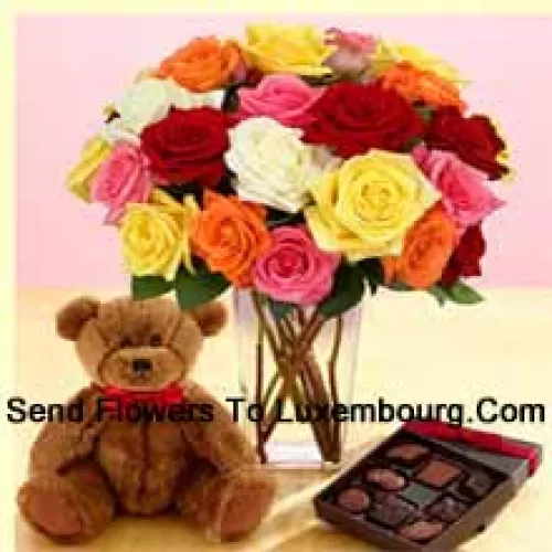 25 roses de différentes couleurs avec quelques fougères dans un vase en verre, un mignon ours en peluche brun de 12 pouces de haut et une boîte de chocolats importée