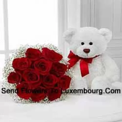 Bouquet de 11 roses rouges avec des remplissages saisonniers accompagné d'un mignon ours en peluche blanc de 14 pouces de hauteur