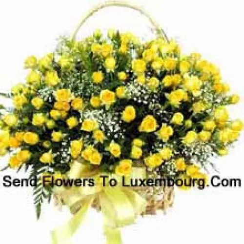 Un bel arrangement de 101 roses jaunes avec des remplisseurs saisonniers
