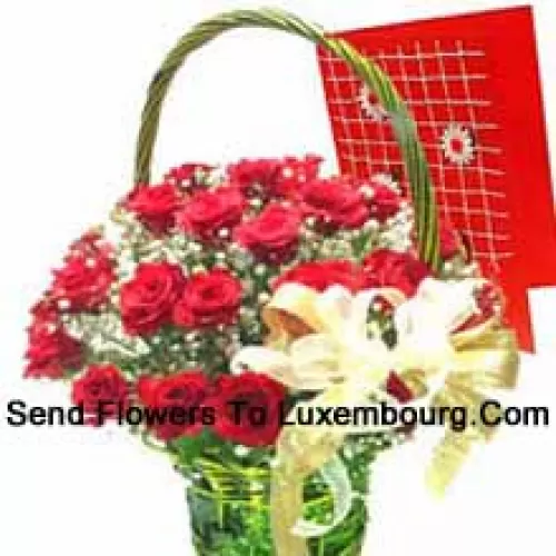 Cesto di 25 rose rosse con una cartolina di auguri gratuita