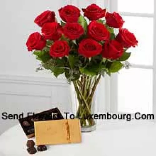11 Roses Rouges avec des Fougères dans un Vase et une Boîte de Chocolats Godiva (Nous nous réservons le droit de substituer les chocolats Godiva par des chocolats de valeur égale en cas de non disponibilité. Stock limité)
